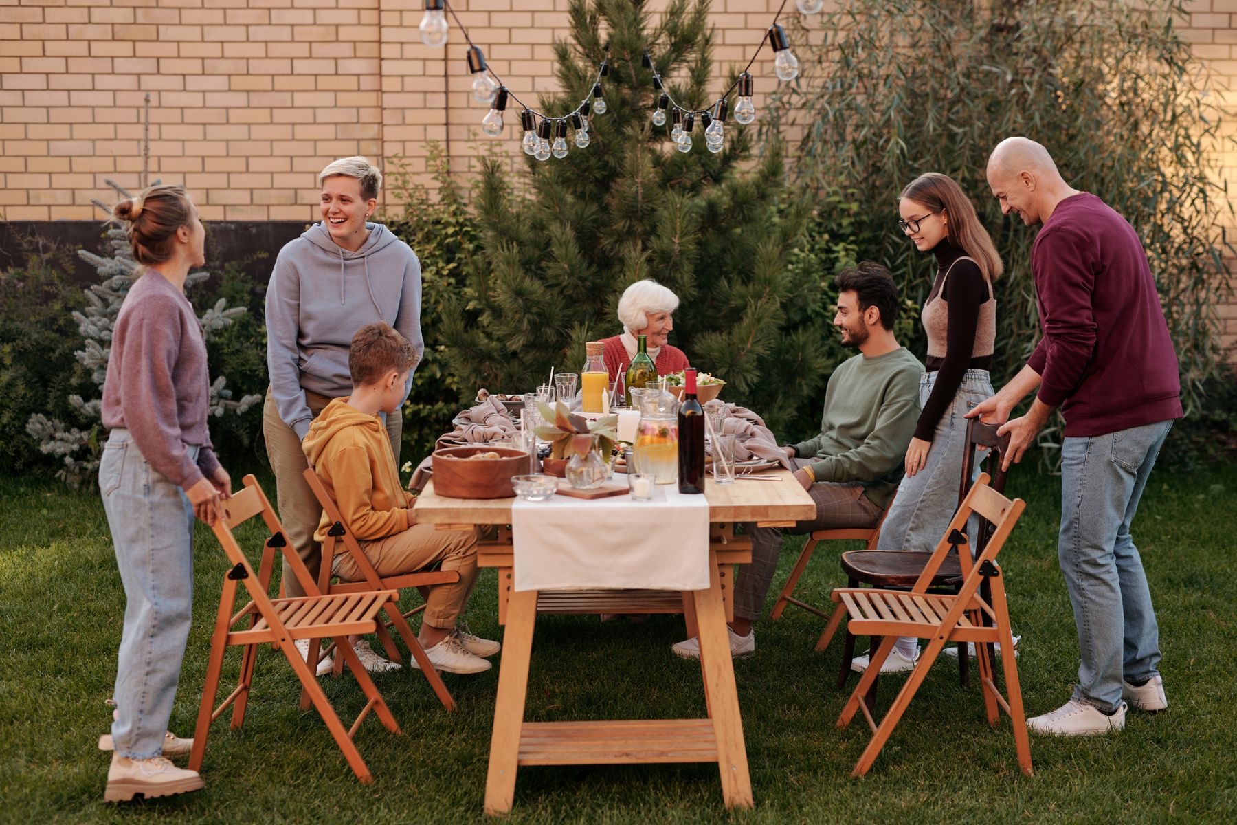 Famille réunie dans le jardin