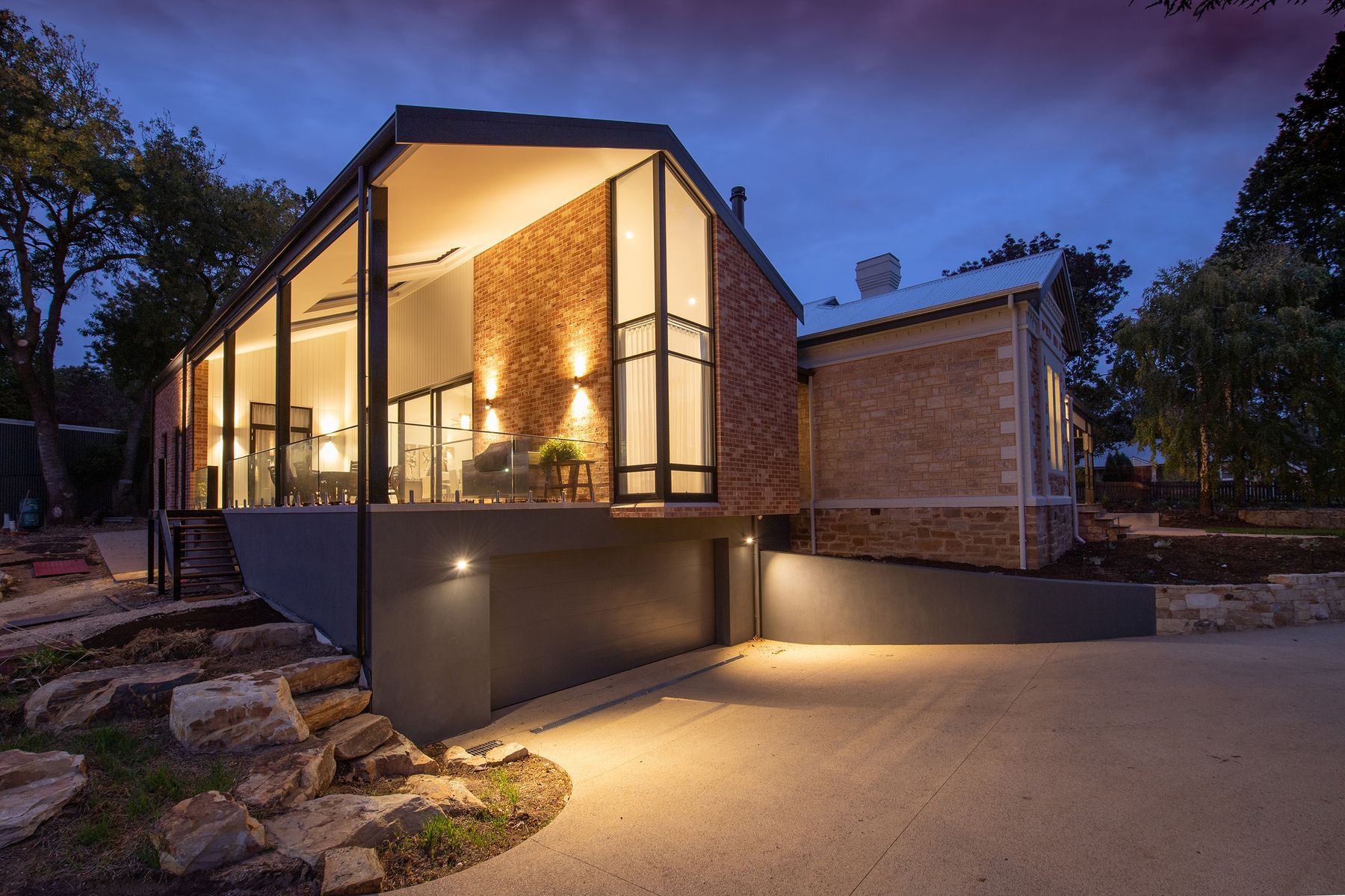 Maison contemporaine éclairée au crépuscule