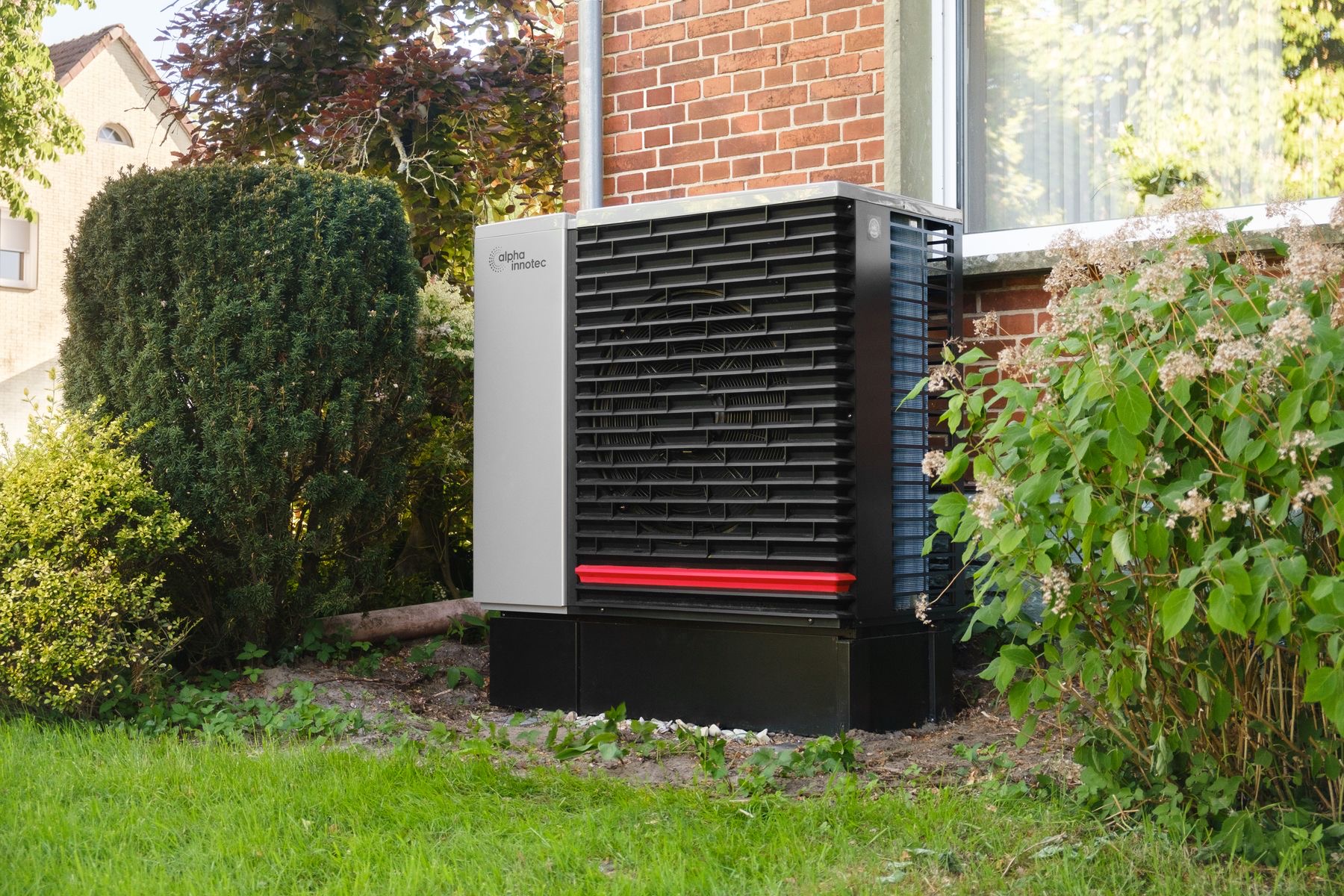 Pompe à chaleur installée dans le jardin